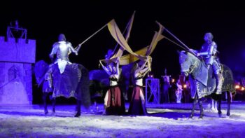 Representación de las Incursiones Berberiscas en Los Alcázares con jinetes y banderas.