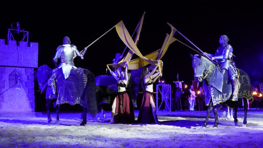 Representación de las Incursiones Berberiscas en Los Alcázares con jinetes y banderas.