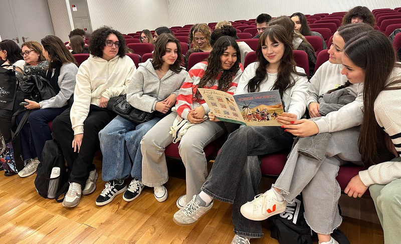 Grupo de estudiantes leyendo durante un intercambio Erasmus en Torre Pacheco