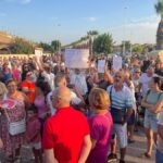 Multitud de personas en una manifestación por la salud en Los Alcázares