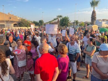 Multitud de personas en una manifestación por la salud en Los Alcázares