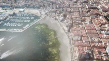 Vista aérea del Mar Menor y la ciudad cercana con vegetación en la orilla