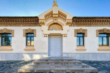 Fachada del Museo Minero de La Unión con detalles arquitectónicos