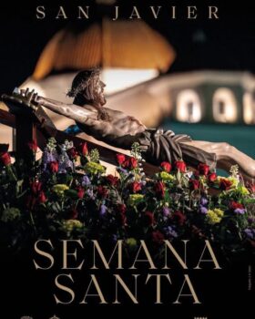 Imagen de la Semana Santa en San Javier con flores y figura religiosa