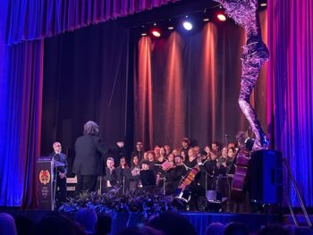 Acto del pregón de Semana Santa en Santiago de la Ribera con orquesta y coro