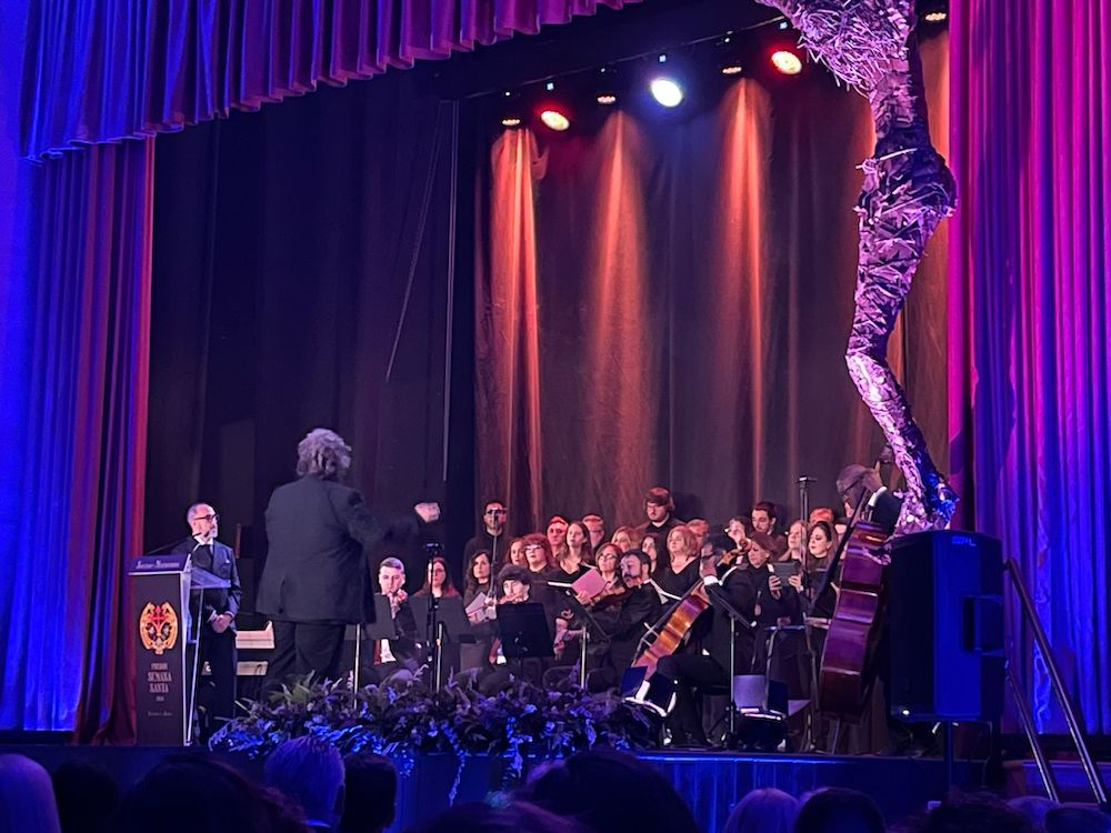 Acto del pregón de Semana Santa en Santiago de la Ribera con orquesta y coro