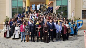 Grupo de personas en el pregón de las Incursiones Berberiscas en Los Alcázares