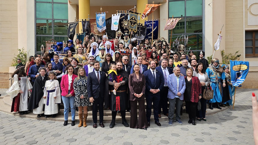 Grupo de personas en el pregón de las Incursiones Berberiscas en Los Alcázares