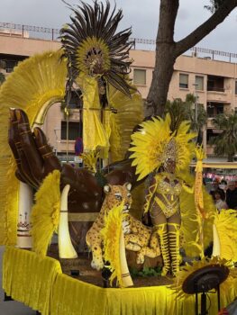 Comparsa Kímbara en el Carnaval de Torre Pacheco 2026 con trajes coloridos