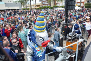 Multitud en el festival de la Sardina en Santiago de la Ribera