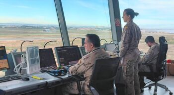 Vista interior de la torre de control en la Base Aérea de San Javier