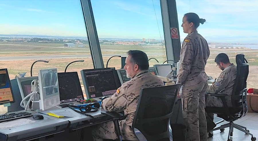 Vista interior de la torre de control en la Base Aérea de San Javier