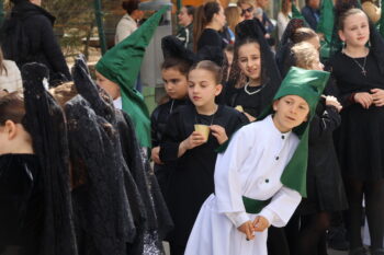 Niños en procesión escolar con trajes tradicionales en San Pedro del Pinatar