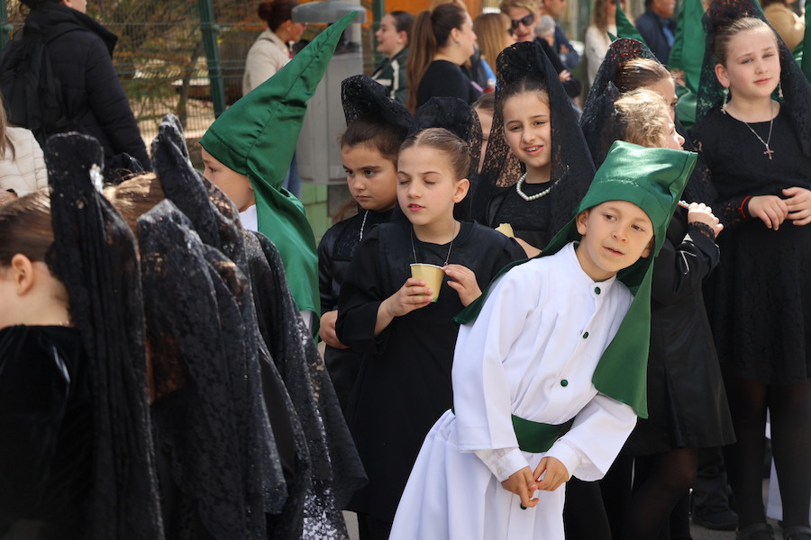 Niños en procesión escolar con trajes tradicionales en San Pedro del Pinatar