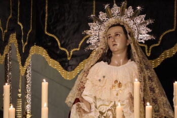 Virgen de los Dolores con velas encendidas en la procesión