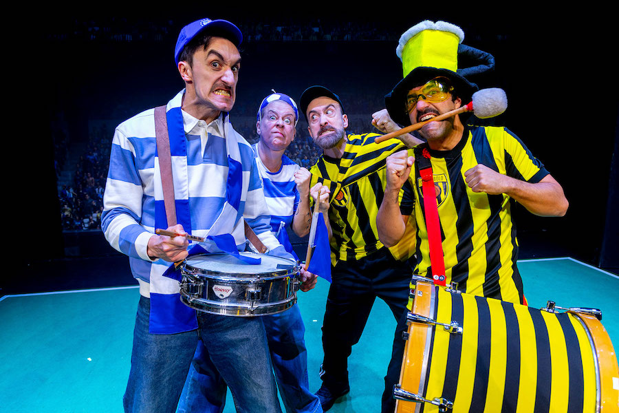 Actores de Yllana en la obra Gool durante el Festival de Teatro