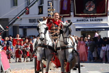 Hombre montando a caballo en la procesión de Resurrección en San Pedro del Pinatar