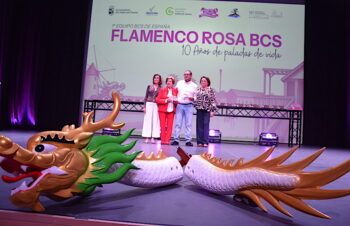 Celebración del décimo aniversario del equipo Flamenco Rosa BCS en un evento especial.