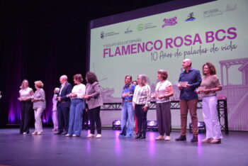 Miembros del equipo Flamenco Rosa BCS en un evento de celebración
