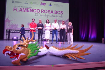 Miembros del equipo Flamenco Rosa BCS en un evento de celebración