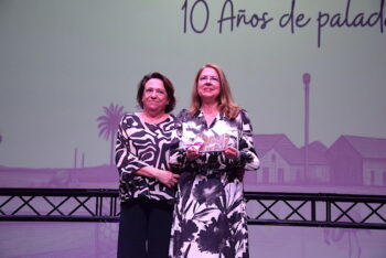 Mujeres del equipo Flamencos Rosas celebrando su décimo aniversario en un evento especial.