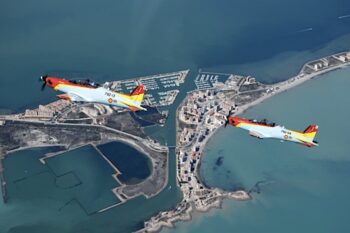 Dos aviones acrobáticos sobre el Mar Menor durante el Festival Aéreo.