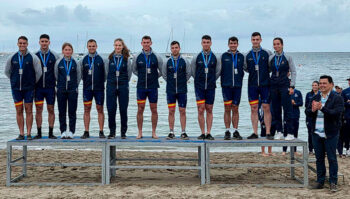 Equipo de piragüismo en el podio tras la regata interuniversitaria