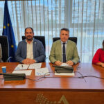 Cuatro personas sentadas en una mesa durante la Asamblea Regional de Murcia.
