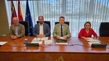 Cuatro personas sentadas en una mesa durante la Asamblea Regional de Murcia.