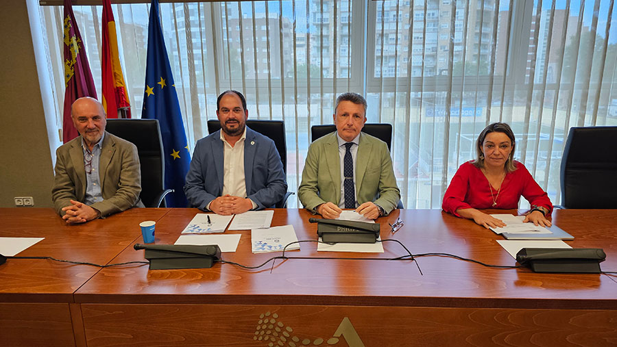 Cuatro personas sentadas en una mesa durante la Asamblea Regional de Murcia.