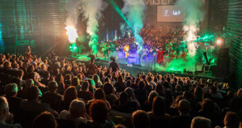 Espectáculo en el Auditorio El Batel con público y orquesta
