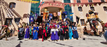 Grupo de personas vestidas con trajes medievales en un evento festivo