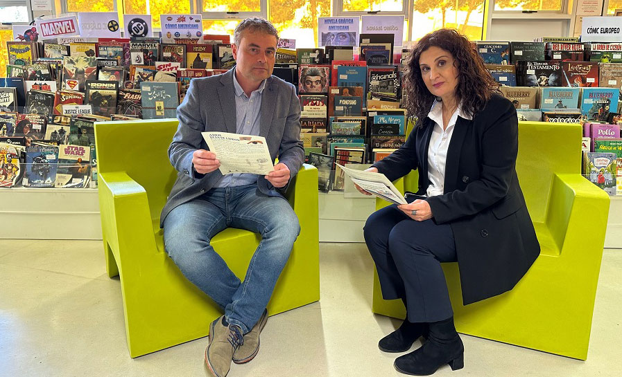 Concejal y bibliotecaria en la Biblioteca Pública Municipal de Torre Pacheco
