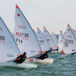 Regatistas compitiendo en el Campeonato Europeo de ILCA 4 en Los Alcázares.