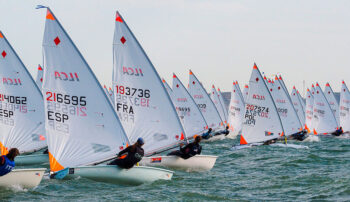 Regatistas compitiendo en el Campeonato Europeo de ILCA 4 en Los Alcázares.