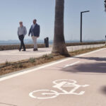 Nuevo carril bici en el Paseo Marítimo de Los Alcázares con personas caminando
