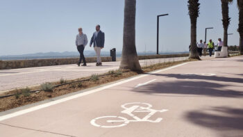 Nuevo carril bici en el Paseo Marítimo de Los Alcázares con personas caminando