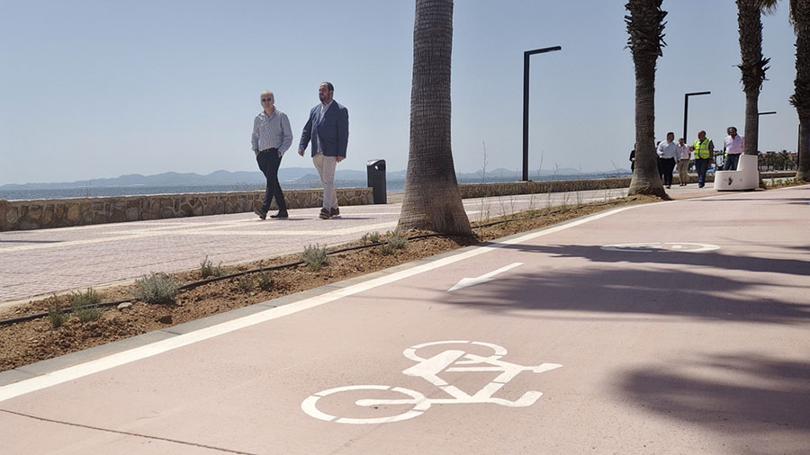 Nuevo carril bici en el Paseo Marítimo de Los Alcázares con personas caminando