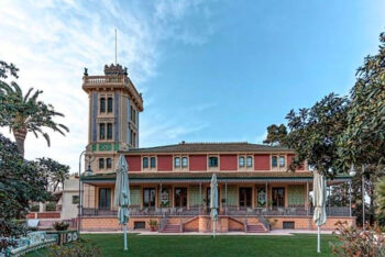 Fachada del restaurante Casa Beltrí en Cartagena, con arquitectura modernista.