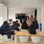 Reunión en el Centro de Negocios de Santiago de la Ribera con jóvenes en formación.