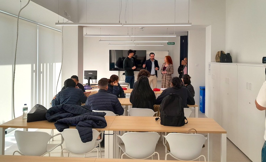 Reunión en el Centro de Negocios de Santiago de la Ribera con jóvenes en formación.