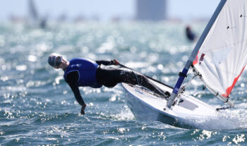 Regatista compitiendo en el Campeonato Europeo de Vela ILCA 4 en el Mar Menor