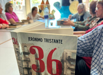 Grupo de personas mayores en un club de lectura en Torre Pacheco