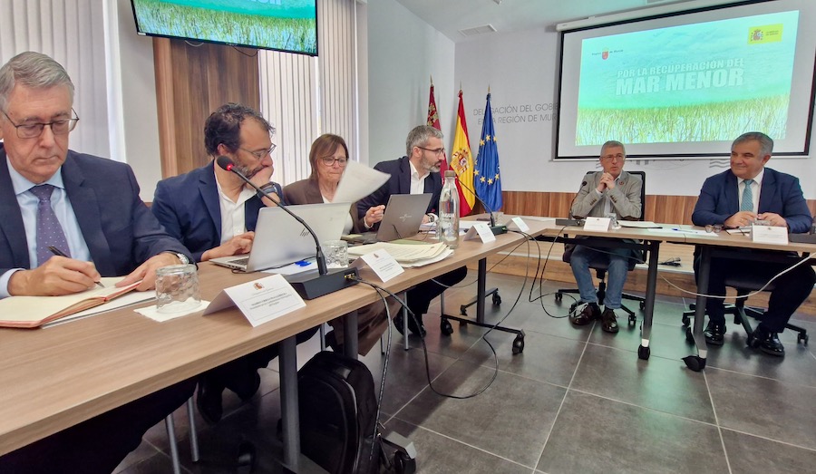 Reunión de la Comisión Interadministrativa sobre el Mar Menor con varios participantes.
