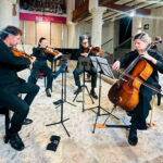 Cuarteto de cuerdas interpretando música en un evento cultural