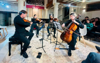 Cuarteto de cuerdas interpretando música en un evento cultural