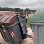 Operario vaciando un contenedor marrón en San Javier