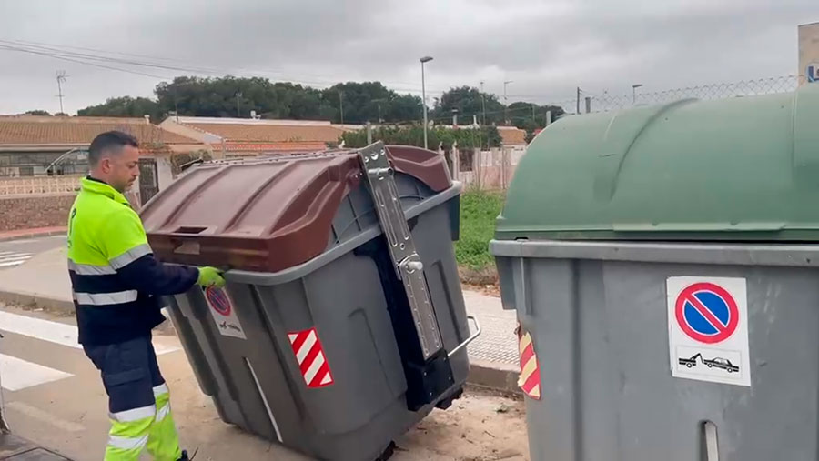 Operario vaciando un contenedor marrón en San Javier