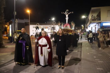 Participantes en la procesión del Martes Santo con el Cristo del Perdón