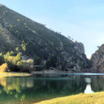 Vista del embalse en la cuenca del Segura con montañas y vegetación